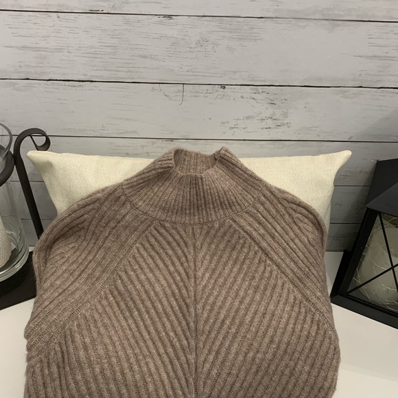 Dynamite sweater dress in excellent condition - Picture 3 of 3